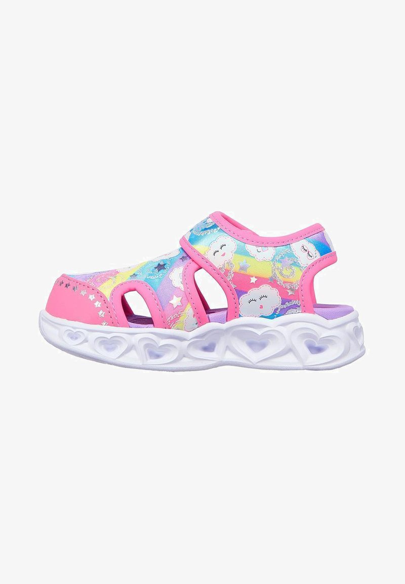 Vaaleanpunaiset ja siniset avonaiset sandaalit, joissa on pilvi- ja tähtikuvioita, varustettuna hihnasuunnittelulla, sydämenmuotoisilla pohjadetailleilla sekä joustavalla rakenteella.