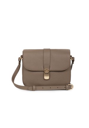 Taupe crossbodytas met getextureerd leer, verstelbare band, klepsluiting en goudkleurige gesp op witte achtergrond.