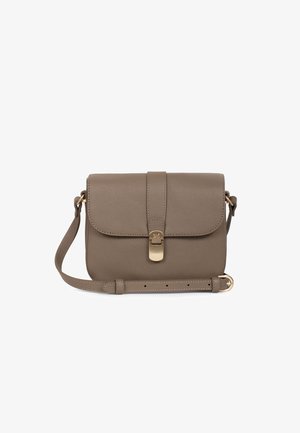 Taupe crossbodytas met getextureerd leer, verstelbare band, klepsluiting en goudkleurige gesp op witte achtergrond.
