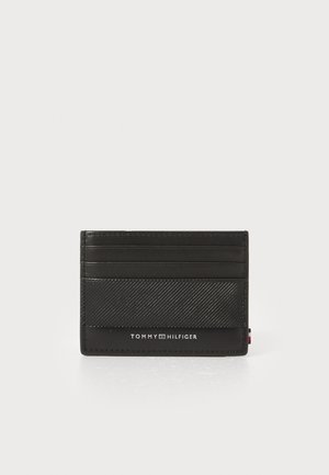 Cardholder din piele neagră, cu un model texturat în dungi, multiple sloturi pentru carduri și logo-ul embosat pe față. Design compact și elegant.