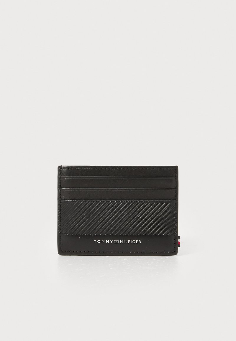 Cardholder din piele neagră, cu un model texturat în dungi, multiple sloturi pentru carduri și logo-ul embosat pe față. Design compact și elegant.