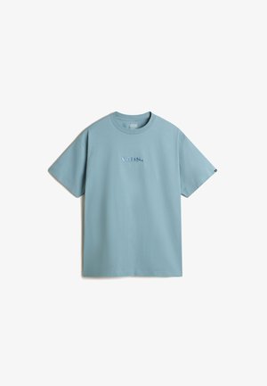 Camiseta de manga corta azul claro hecha de algodón con cuello redondo, que presenta un logo "vans." bordado en el pecho. Textura suave.