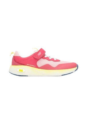 Zapatilla deportiva rosa y amarilla con cordones blancos, tira de velcro y suela de espuma, mostrada de perfil sobre fondo blanco.