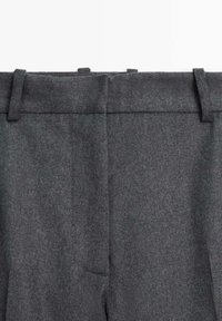 Graue Wollhosen mit strukturiertem Finish, mit geradem Bund, Gürtelschlaufen und seitlichen Taschen.