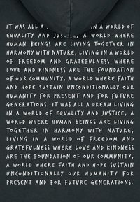 Felpa grigia scura con testo bianco in stile scritto a mano, raffigurante un messaggio motivazionale sui valori di uguaglianza, armonia e comunità.