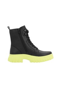 Schwarze Fake-Leder-Stiefeletten mit einer robusten neongelben Sohle, ausgestattet mit Schnürsenkeln und einem seitlichen Reißverschluss für einfaches An- und Ausziehen.