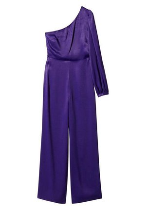 Lilla satin jumpsuit med et langt ærme og den ene skulder eksponeret, med vidde benbukser og en tætsiddende talje.
