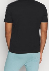 Champion Triko s potiskem - black