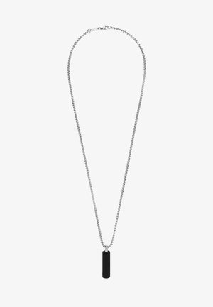 Collar de cadena de plata que presenta un colgante cilíndrico negro, de textura suave, con un cierre sencillo y un diseño sin adornos.