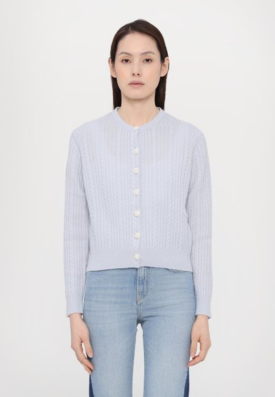 Cardigan lavorato blu chiaro con texture a coste, scollo rotondo e bottoni simili a perle lungo la parte anteriore. Vestibilità slim con maniche lunghe.