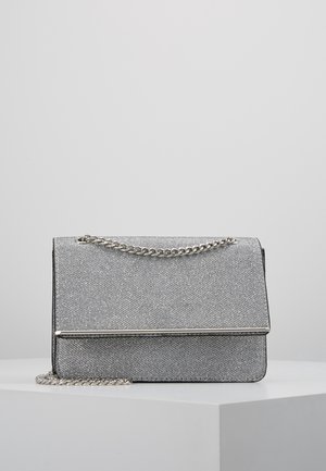 Harmaa synteettinen käsilaukku, jossa on teksturoitu pinta, hopeinen ketjukahva ja tyylikäs läppä suljinta, jossa on metallinen yksityiskohta. Suorakulmainen muoto.