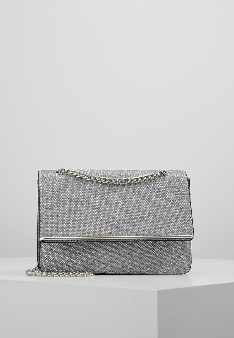 Borsa a borsa sintetica grigia con superficie testurizzata, tracolla in catena argentata e chiusura a pattina elegante con accentuazione metallica. Forma rettangolare.