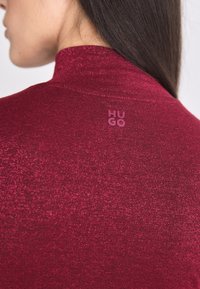 HUGO DELAINA - Pikkade varrukatega topp - medium red