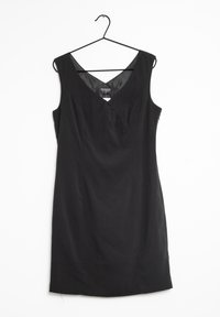 Vestido negro sin mangas con escote en V, de corte entallado y textura suave. Presenta un sutil detalle de torsión en la parte delantera; cuelga de un gancho.
