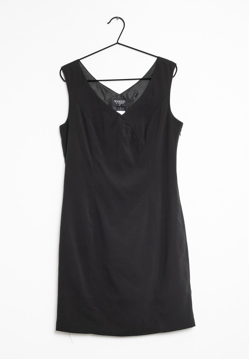Vestido negro sin mangas con escote en V, de corte entallado y textura suave. Presenta un sutil detalle de torsión en la parte delantera; cuelga de un gancho.