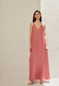Next PREMIUM BEAD DETAIL - Maksikleit - coral pink