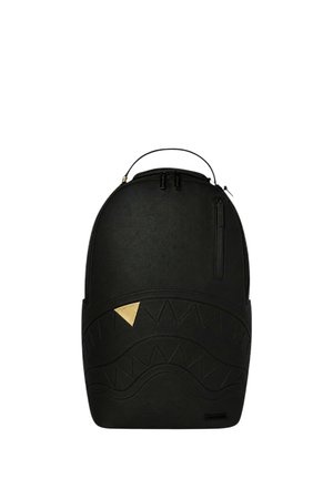 Zaino nero con parte superiore arrotondata, piccola maniglia superiore, tasca frontale con zip e motivi triangolari in rilievo, incluso un triangolo dorato.