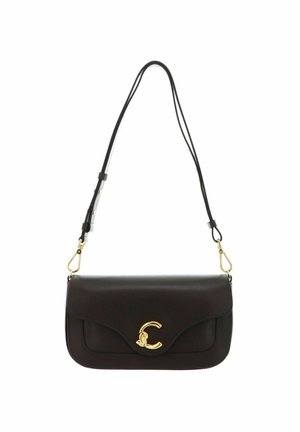 Sac bandoulière en cuir noir avec fermoir logo "C" ton or et bandoulière ajustable avec garnitures dorées sur fond blanc.