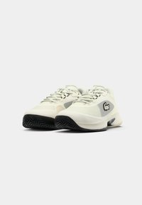 Lacoste sporta apavi of-white un pelēkā krāsā. Acs un sintētiska augšdaļa, mīksts apkakle, tonālas šņores, teksturēts melns gumijas zole.
