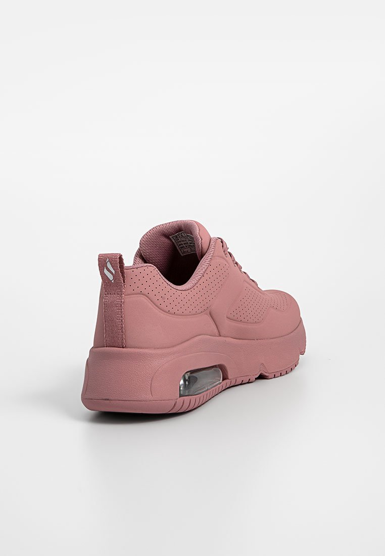 Hellrosa Turnschuhe mit Gummisohle, strukturiertem Obermaterial, Belüftungsöffnungen für Atmungsaktivität und transparenter Luftpolsterung in der Ferse.