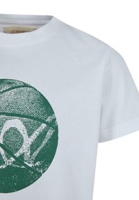 Hvid bomulds T-shirt med et rundt grønt grafik med teksturerede linjer og et centralt logo. Kortærmet og med rund hals.