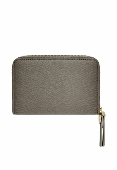 Portefeuille zippé en cuir gris texturé avec fermeture éclair dorée et languette en cuir sur fond blanc.