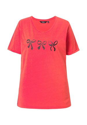 T-shirt en coton rose avec un col en V, des manches courtes et trois nœuds noirs imprimés sur le devant. Texture douce et design décontracté.