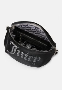 Melnas zamšādas rokassomiņa ar rhinestone "Juicy" uzrakstu, ar rāvējslēdzēju un rakstainu tekstila iekšpusi, kurā ir "Juicy Couture" druka.