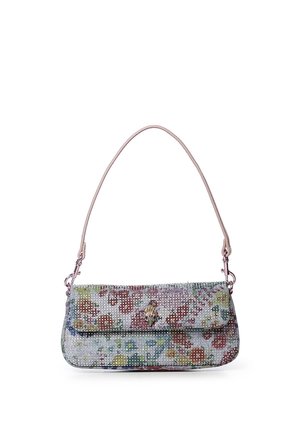 Pequeño bolso rectangular con una correa rosa, cubierto de cristales brillantes multicolores que forman un patrón floral y un cierre metálico central.