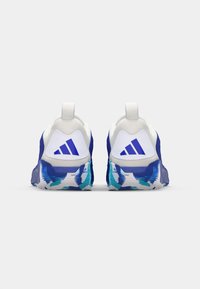 Adidas sneakers med en hvid overdel, blå accenter og en struktureret multifarvet sål med et bølgemønster. Bagfra ses logo og trækstrop.