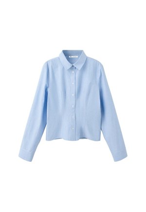 Camisa de manga larga azul claro con botones, rayas verticales finas blancas y cuello clásico, presentada sobre fondo blanco.