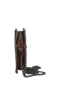 Borsa a tracolla in pelle marrone con finitura texturizzata, chiusura con zip e tracolla in catena argentata. Presenta una forma slanciata e arrotondata.