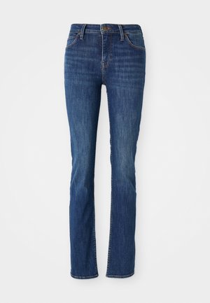Blauwe straight-leg jeans met lichte vervaging, voorzakken, riemlussen en een knoopsluiting op een witte achtergrond.