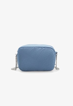 Borsa a tracolla blu con motivo diagonale intrecciato, tracolla a catena argentata, chiusura con zip e forma rettangolare. Finitura del materiale liscia.