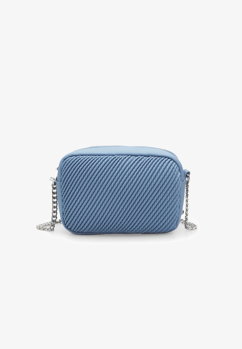 Sac à main bleu texturé avec un design tissé diagonal, bandoulière chaîne argentée, fermeture éclair et forme rectangulaire. Finition en matériau lisse.