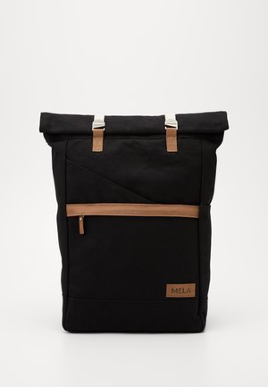 Schwarzer Canvas-Rucksack mit gerolltem Oberteil, hellbraunen Lederelementen und verstellbaren Trägern. Verfügt über eine vordere Reißverschlusstasche und diagonale Nahtdetails.
