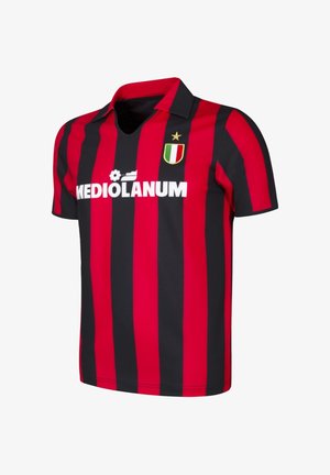 Rood-zwart verticaal gestreept voetbalshirt met kraag, gouden ster boven schildembleem en wit "MEDIOLANUM" sponsornaam op de borst.