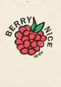 Balta marškiniai su raudonais aviečių grafiniais vaizdais ir žaliais lapais. Viršuje užrašas "BERRY", o apačioje "NICE" juoda spalva.