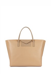 Sac fourre-tout en cuir beige avec deux poignées, une forme structurée et une poche rabat avec un logo embossé. Texture lisse et design minimaliste.