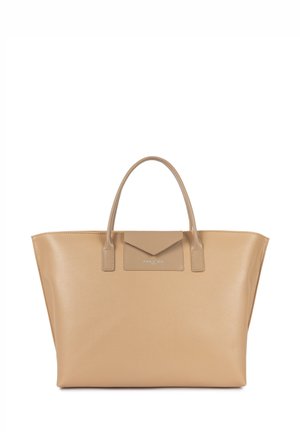 Sac fourre-tout en cuir beige avec deux poignées, une forme structurée et une poche rabat avec un logo embossé. Texture lisse et design minimaliste.