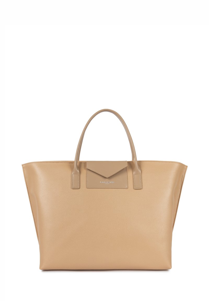 Sac fourre-tout en cuir beige avec deux poignées, une forme structurée et une poche rabat avec un logo embossé. Texture lisse et design minimaliste.