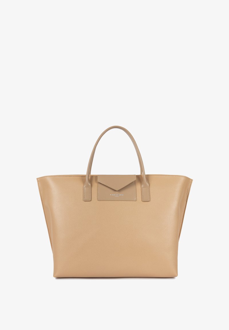 Sac fourre-tout en cuir beige avec deux poignées, une forme structurée et une poche rabat avec un logo embossé. Texture lisse et design minimaliste.