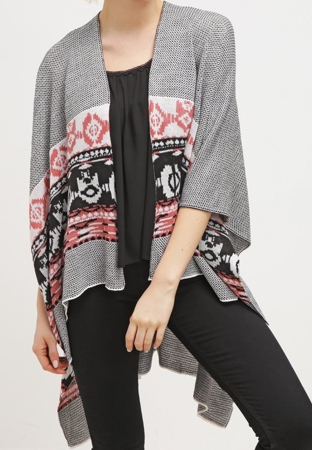Sort-hvid mønstret kimono med et geometrisk design, der har en rød og sort tribal print kant. Letvægts og løstsiddende.