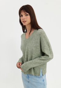 Even&Odd V NECK WITH SIDE SLITS  - Džemperis - light green