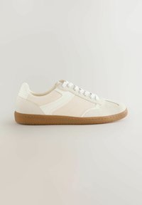 Hvide sneakers med en tekstureret overdel, der har en glat tå og sider, suppleret med en gummisål i naturgummi og hvide snørebånd.