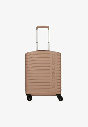 Maleta rígida en beige claro, con textura acanalada, un mango telescópico, cuatro ruedas y logo de la marca embossado en la parte frontal.
