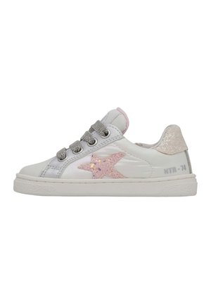Baskets blanches avec une texture brillante, présentant une étoile en paillettes roses sur le côté et des lacets gris. L'arrière a un accent scintillant.