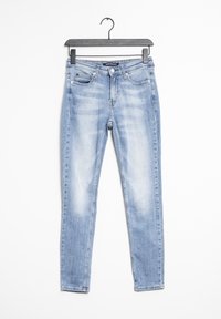 Světle modré džíny skinny s bledým efektem, s typickým designem pěti kapes, poutky na pásek a drobným opotřebením.