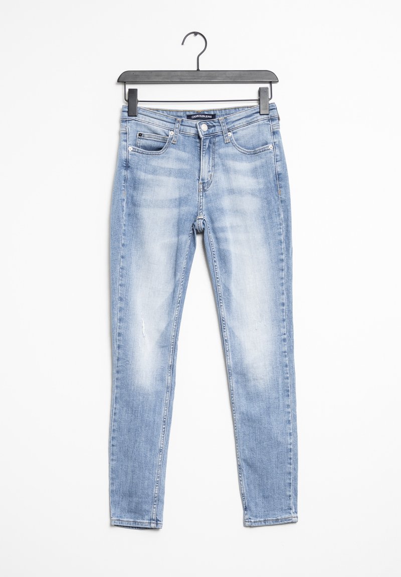 Vaqueros skinny de mezclilla azul claro con un acabado desgastado, que presentan un diseño típico de cinco bolsillos, presillas para cinturón y ligeros detalles desgastados.