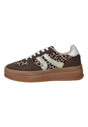 Bruine platform sneaker met panelen van luipaardprint stof, witte strepen, witte veters en een dikke beige rubberen zool.